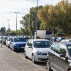 Coches aparcados en los accesos a la ciudad.
