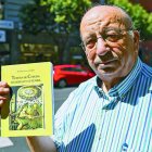 Antonio Natal con su libro original en una foto de archivo.