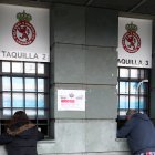 AFICIONADOS DE LA CULTURAL HACEN COLAS PARA RETIRAR LOS SUPLEMENTOS PARA PRESENCIAR EL PARTIDO DE VUELTA DE LA FASE DE ASCENSO A SEGUNDA DIVISIÓN ENTRE LA CULTURAL Y EL BARÇA