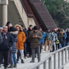 Cientos de abonados de la Cultural acudieron ayer a las taquillas del Reino de León.