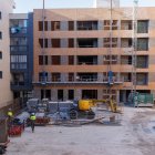 Varias personas trabajan en la construcción este martes en Zaragoza.