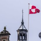 La bandera groenlandesa Erfalasorput ondea en el Castillo Tivoli, en Copenhague.