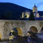El Puente de los Peregrinos sobre el río Meruelo da la bienvenida a los caminantes del Camino Francés en el corazón de El Bierzo.