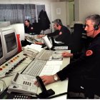 Bomberos de Barcelona en una foto de archivo con ordenadores antiguos.
