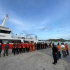 Fotografía de archivo, tomada el 30/12/2025, que muestra a integrantes de equipos de búsqueda de Indonesia en  Labuan Bajo, isla de Flores, tras el naufragio de un barco turístico con españoles a bordo. EFE/Equipo de Búsqueda y Rescate de Indonesia (SAR) / SOLO USO EDITORIAL/SOLO DISPONIBLE PARA ILUSTRAR LA NOTICIA QUE ACOMPAÑA (CRÉDITO OBLIGATORIO).