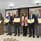 De izquierda a derecha: Nuria González (ULE); Juan Manuel Corchado (USAL); Alfonso Fernández Mañueco; Rocío Lucas, Antonio Largo (UVA) y José Miguel García (UBU).