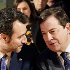 El presidente de la Junta, Alfonso Fernández Mañueco, firma un protocolo de colaboración con el Ayuntamiento de Medina de Rioseco (Valladolid), ayer. En la imagen junto al alcalde David Esteban