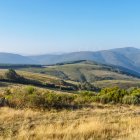 Las colinas que rodean Foncebadón ofrecen uno de los paisajes más serenos del Camino de Santiago.