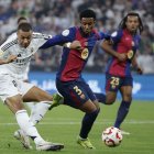 Mbappe pelea con Balde por un balón, en la final de la Supercopa del año pasado.