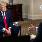 Donald Trump durante una entrevista con el periodista Sean Hannity, ayer.