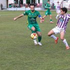 Ivi Vales intenta regatear a un rival blanquivioleta.