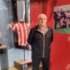 La leyenda de la Cultural Marianín posa en el Museo del Athletic Club de Bilbao, equipo que visita el Reino este martes.
