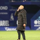Nafti celebra en la distancia con alguien de la grada el triunfo ante el Ourense CF.