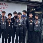 El equipo masculino sub-16 del ULE Sprint en el podio con la medalla de bronce.