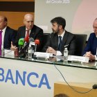El tesorero del Círculo Empresarial Leonés, CEL, Pablo Roberto Herrero; el presidente del grupo de trabajo del CEL que ha elaborado la encuesta, Miguel Iraburu, acompañados por el director territorial de Abanca Castilla y León, Marcos Lamas, y el alcalde de León, José Antonio Diez, presentan los resultados de la Encuesta Empresarial Círculo 2025.
