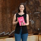 La farmacéutica Elena Monje, más conocida como Infarmarte, posa con su libro.