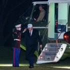Trump baja del helicóptero en los jardines de la Casa Blanca, ayer.
