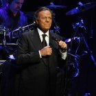 Archivo - Julio Iglesias  en un concierto en una foto de archivo.