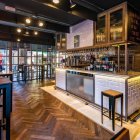 El interior de Cervantes 10 combina estilo moderno y calidez, ideal para disfrutar del aperitivo con calma.