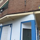 Portal de la vivienda en la que residía la mujer de 78 años, fallecida este lunes en Badajoz presuntamente tras las lesiones causada por su pareja, de 81, que ha sido detenido y enviado a prisión.
