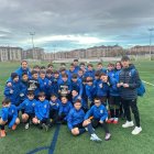 Silvia Ochoa con parte de la cantera peñista con los álbumes y cromos de la colección.