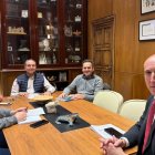 El alcalde se reunió con los responsables veterinarios.