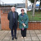 Nicanor Sen junto a Mari Paz Martínez a la entrada del centro escolar.
