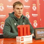 Miguel Bañuz posa con el premio de Jugador Cinco Estrellas de diciembre.