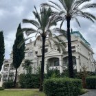 Vista de una de las viviendas de ultra lujo en la Milla de Oro de Marbella. Lejos de la problemática por la falta de vivienda que afecta a gran parte de la sociedad, sobre todo a los jóvenes, las promociones de lujo y 'ultralujo', y lo que se conocen como 'casas con marca', triunfan en la Costa del Sol, en localidades como Marbella, Estepona, Benahavís o Mijas, donde se venden por importes millonarios a los bolsillos más pudientes. La Milla de Oro, Sierra Blanca, Río Real o Las Brisas, en Marbella, o la Zagaleta, en Benahavís, albergan algunas de las promociones más exclusivas de España y algunas de las villas más caras del país.