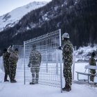 Soldados trabajan en la seguridad de Davos antes de la 56 reunión anual.