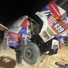 El paramés Raúl Arteaga junto al camión con el que compite.