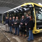 El alcalde Marco Morala, junto con el concejal de Transportes Carlos Fernández, los responsables de la concesionaria y de la empresa Mercedes ante el nuevo autobús eléctrico.