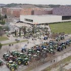 Tractores convocados por Unaspi rodearon este jueves la sede de las Cortes en Valladolid.
