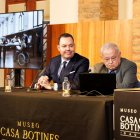 Viejo y Santonja observan en el ordenador la recreación del museo y los servicios al visitante visibles en las pantallas.