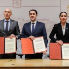 Diez, Suárez-Quiñones y Caurel, en la firma del protocolo del Plan Regional que desarrollará el Camino de la Raya.