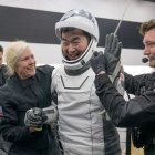 El cosmonauta de Roscosmos, Oleg Platonov, recibe ayuda para salir de la nave espacial SpaceX.