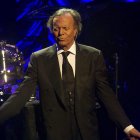 El cantante español Julio Iglesias ofrece un concierto en el Ahoy arena de Rotterdam, Holanda, la noche del 9 de junio de 2013. EFE/Paul Bergen.