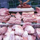  Varios tipos de carne de cerdo son puestos a la venta en un mercado de Madrid.