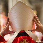 Un cardenal se ajusta la mitra durante la misa votiva "Pro eligendo Pontifice", previa al comienzo del cónclave, celebrada en la basílica de San Pedro del Vaticano.