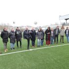 El alcalde Marco Morala, ayer dando una patada al balón en Flores.