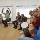 La percusión domina la singular orquesta de musicoterapia.