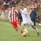 Rafa Tresaco puso todo de su parte para desbordar por su banda al rival.