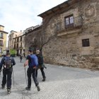 Peregrinos en el casco histórico de Ponferrada.