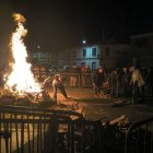 El fuego de la hoguera alumbró las vísperas de San Antón en el barrio de Puerta de Rey.