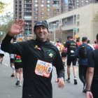 Urbano González saluda tras acabar la maratón de Nueva York en 2009, que corrió a favor de una oenegé.  En la recogida del premio de Comercio Justo.  Concentración en Botines de los afectados por ELA.