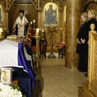 La infantas Elena (i) y Cristina (2i), en la catedral ortodoxa griega de San Andrés y San Demetrio de Madrid donde este sábado se celebra un responso en memoria de la princesa Irene de Grecia, fallecida el jueves en Madrid a los 83 años. EFE/Ballesteros POOL.
