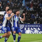 Los jugadores de la Ponferradina celebran una victoria de valor frente al Racing de Ferrol.