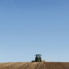 Un tractor reliza labores de campo en un rincón de la provincia.