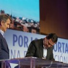 Alfonso Fernández Mañueco durante la firma en Zaragoza.