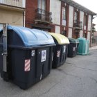 Contenedores vacíos tras reactivarse el servicio de basuras.